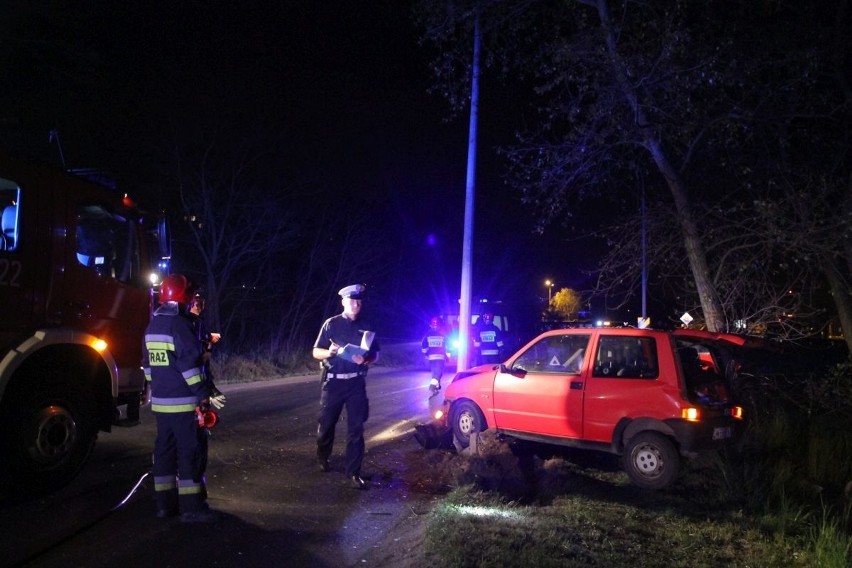 Wypadek na Gądowie. Mężczyzna w cinquecento wjechał w latarnię (ZDJĘCIA)