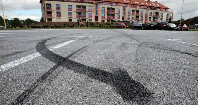 Na tym parkingu miłośnicy czterech kółek i szybkiej jazdy wyładowują swoją energię. Na hałas narzekają mieszkańcy sąsiednich bloków.