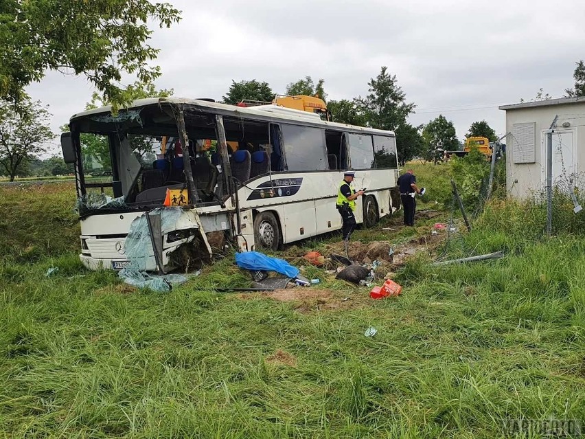 Wypadek autokaru w Jełowej. Rannych jest siedem osób.