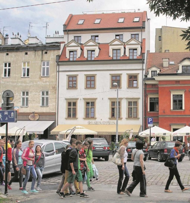 Trzykondygnacyjna nadbudowa kamienicy przy ul. Szerokiej