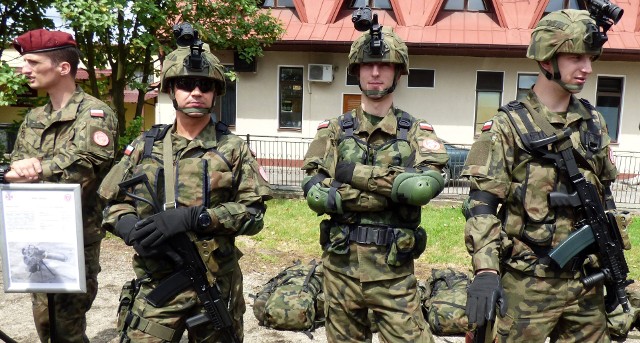 Podczas pokazów wojskowych w Kazimierzy Wielkiej szczególną uwagę przykuwali uzbrojeni po zęby spadochroniarze.