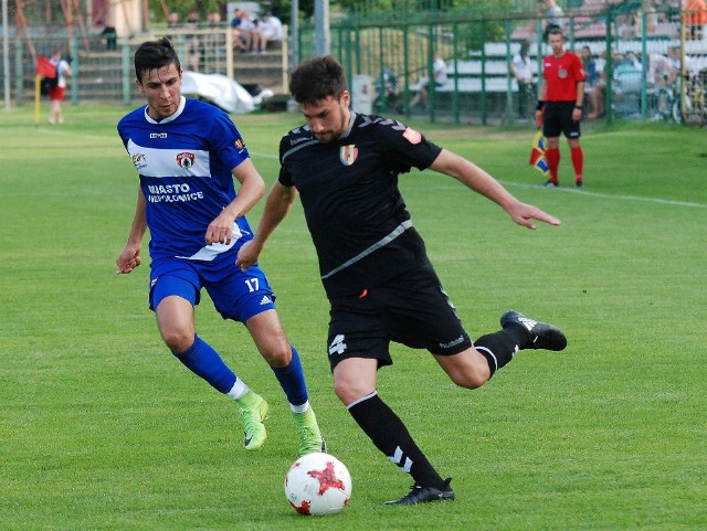 Korona rozegrała pierwszy mecz kontrolny podczas przygotowań do nowego sezonu. Zremisowała w nim bezbramkowo z pierwszoligową Puszczą Niepołomice. Z prawej gracz Korony Dani Abalo.