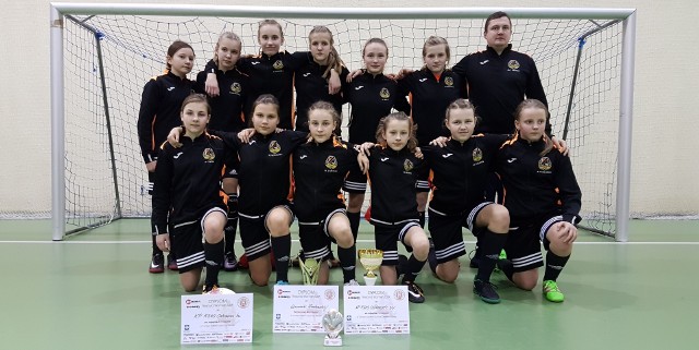 Futbolistki z Ostrowca bardzo dobrze wypadły na turnieju w Kielnarowej.