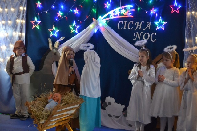 Piękne dekoracje i stroje oraz gra aktorska dzieci wprowadzały w świąteczną atmosferę podczas jasełek. Więcej na kolejnych zdjęciach