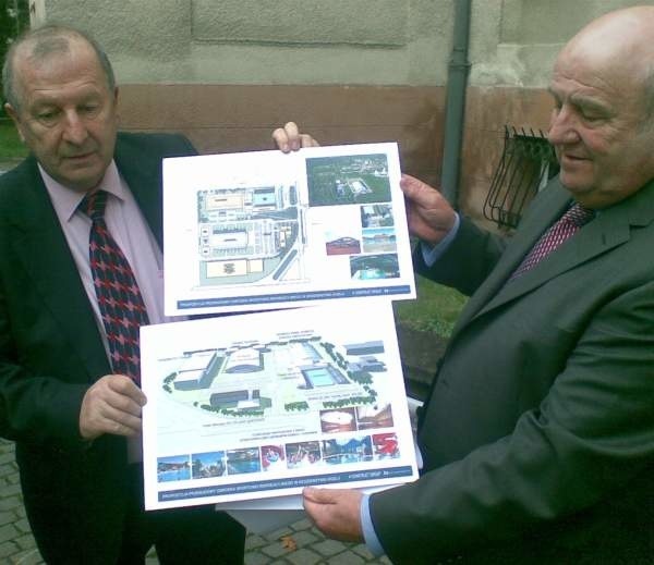 John Butler z Construct Sales Ltd. (z lewej) i William Leathers z North Care Development Polska trzymają wizualizacje obiektów sportowych.