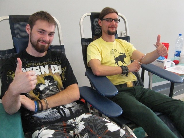 Marcin Burzyk i Olaf Migus, studenci politechniki dziś oddali krew nie po raz pierwszy. - Tak pomagamy innym i to jest fajne - mówią żacy.