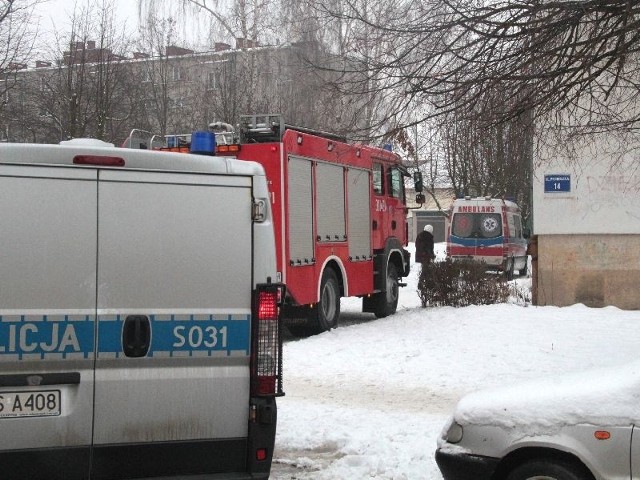 Służby ratownicze przed blokiem przy ul. Pocieszki w Kielcach.