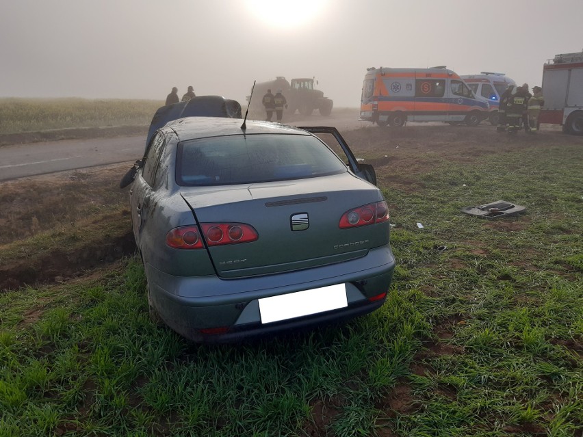 Trzcianne - Wyszowate. Wypadek na drodze gminnej. Osobówka zderzyła się z ciągnikiem. Rannych pięć osób [FOTO]