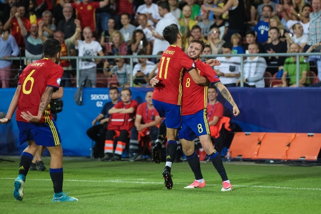 Saul Niguez w półfinale z Włochami strzelił hat-tricka. Cieszy się z gola z kolegami: Markiem Asensio i Danim Ceballosem