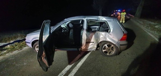 18-latek kierujący Volkswagenem zjechał do przydrożnego rowu i uderzył w drzewo. Do wypadku doszło na trasie Krzykosy-Wandowo (gmina Gardeja)
