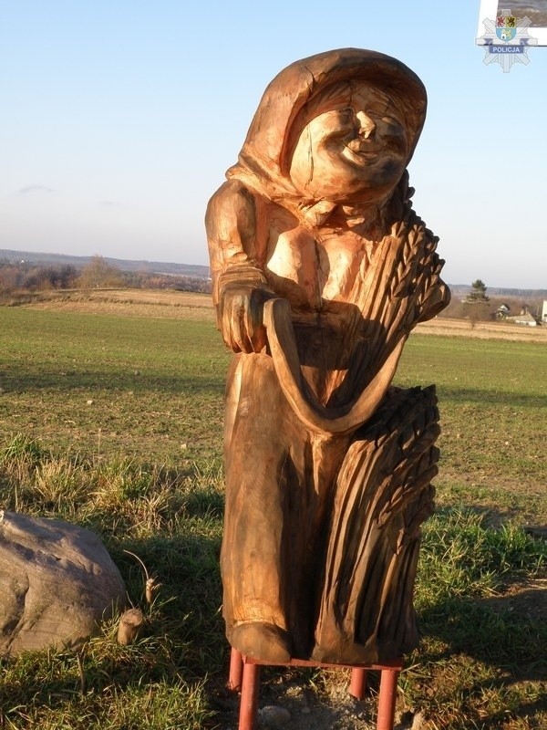 Monument przedstawia kobietę z sierpem i kłosami zboża