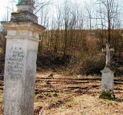 Dwa najlepiej zachowane nagrobki na starym cmentarzu FOT. ALEKSANDER GĄCIARZ
