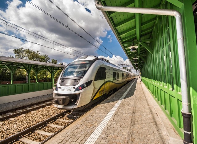 Dzięki modernizacji linii kolejowej nr 289 pociągi po 9 latach przerwy znów będą jeździły w relacji Lubin - Wrocław, a czas przejazdu między tymi miastami znacznie się skróci.