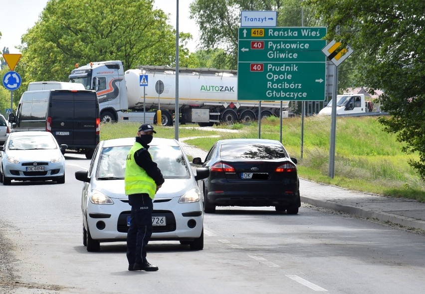 Obława w Koźlu. Uciekł podejrzany o udział w głośnej bójce na ul. Targowej. Policjanci obstawili drogi wyjazdowe z miasta