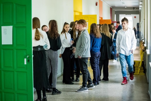 Uczniowie na korytarzy szkolnym. Jak zdającym poszedł egzamin ósmoklasisty?