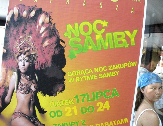 Plakat promujący noc samby i wyprzedaże w CH Jantar.Fot. Krzysztof Tomasik