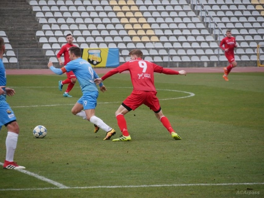 (ZDJĘCIA) 4 liga. Oskar gorszy od lidera, dziewięć goli w Kozienicach, porażka LKS Promna!