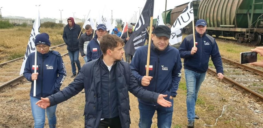 Protest AgroUnii w Woli Baranowskiej przeciwko ogromnym podwyżkom cen nawozów. Blokada torów [ZAPIS TRANSMISJI NA ŻYWO]