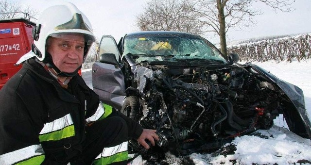 - Kierowca tego mitsubishi może mówić o szczęściu w nieszczęściu. Auto jest kompletnie rozbite, ale on wyszedł z wypadku tylko z powierzchownymi obrażeniami - mówi Marian Kałek, prezes OSP z Lutola Suchego.