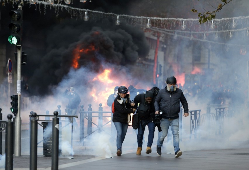 Francja: Zamieszki w Paryżu 8.12 ZDJĘCIA Protesty "żółtych kamizelek". Bilans: 260 rannych, 1700 zatrzymanych. Ile osób protestowało?