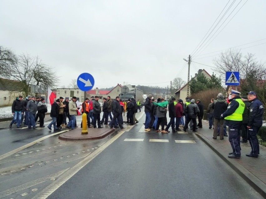 Piła: Rolnicy zablokowali drogi w Ujściu i Kosztowie...