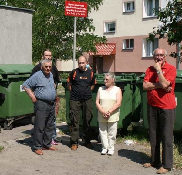 - Mamy przed klatkami 14 śmietników i tabliczkę, że śmieci wyrzuca tu niemal całe osiedle - narzekają (od lewej) Michał Nowosad, Bartłomiej Suski, Artur Wittke, Halina Nowak i Witold Żak 