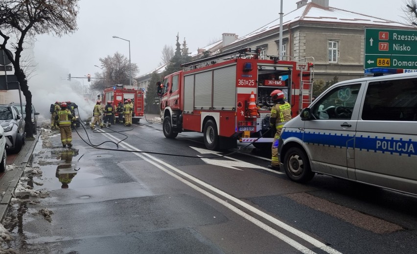 Pożar osobowego renault na ul. 3 Maja w Przemyślu. Auto jeździło jako taksówka [ZDJĘCIA]