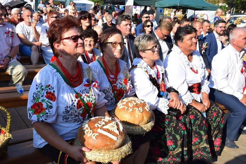 Na dożynki gminne w Szklarach przybyły tłumy gości. Tutaj chleba nikomu nie zabrakło