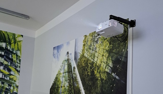 W Zespole Szkół Ponadpodstawowych nr 1 w Radomsku w kolejnej sali pojawił się projektor multimedialny