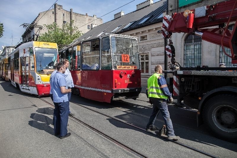 Wykolejenie przy Zielonej! Uszkodzony pantograf na Limanowskiego [zdjęcia]