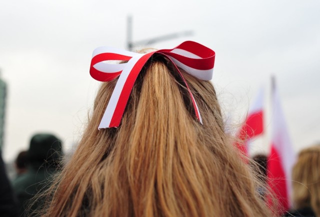 Kobieta twierdzi, że w czwartek wiał niesamowity wiatr, przy tym lało jak z cebra, a dzieci, mimo sprzeciwu dzieci i nauczycieli, zostały zmuszone do przemarszu z ul. Koszykowej przed urząd miasta, gdzie odbywały się uroczystości.