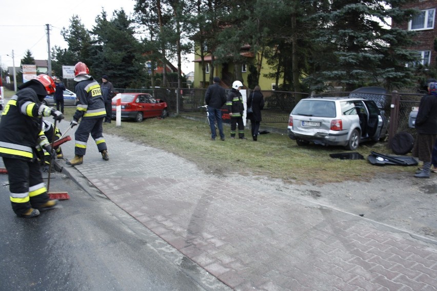 Przeciszów. Dwa samochody wjechały w płot, kierowcy ranni