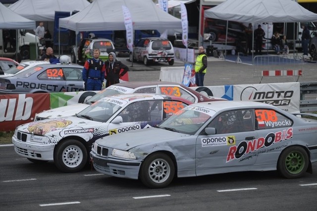 Oponeo Mistrzostwa Polski Rallycross - toruński Motopark areną drugiej eliminacji. W sobotę rozgrywano eliminacje, w niedzielę zaplanowano wyścigi finałowe. Poczatek półfinałów o godz. 12.45, finały o godz. 15.00. Wstęp wolny.Zobaczcie zdjęcia z eliminacji w sobotę! >>>