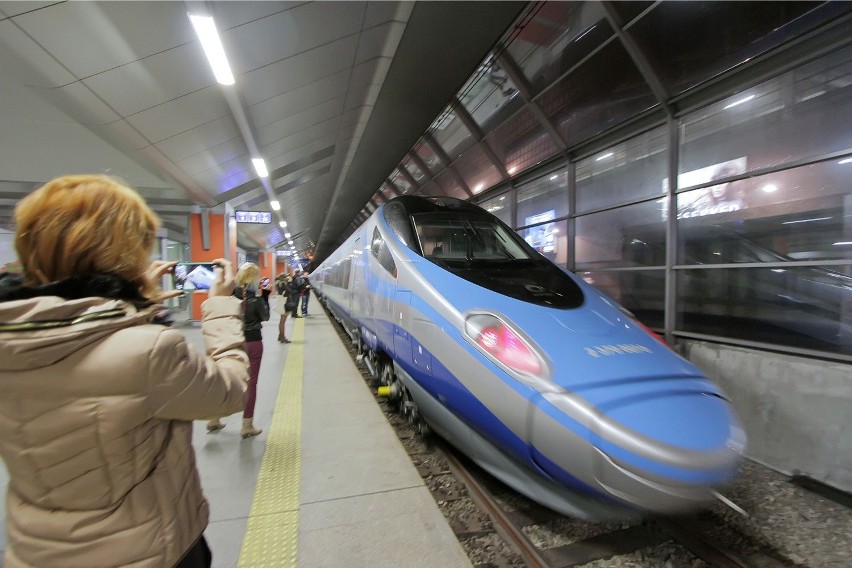 Pociąg Pendolino na dworcu w Krakowie. Zdjęcia z listopada...