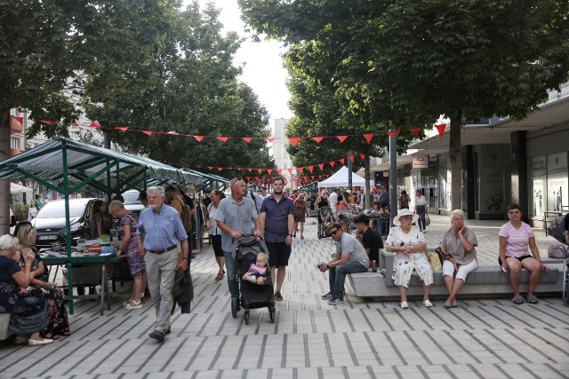 Mieszkańcy centrum Poznania spotkali się na wspólnym świętowaniu Dnia Sąsiada. Zobacz zdjęcia -->