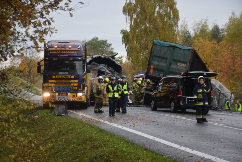Dwaj kierowcy ciężarówek zginęli w wypadku w Przęsławicach,...