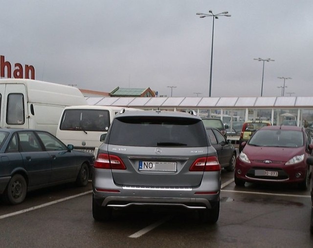 Takie parkowanie przy centrum handlowym złości innych klientów