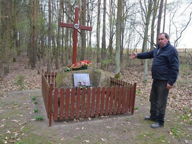 Sołtys Tomasz Gordon przed miejscem kaźni ks. Jana Hamerskiego w lesie w Tryszczynie.