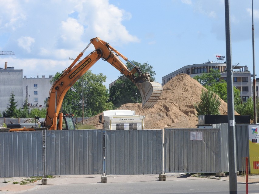 Po obu stronach ul. Fabrycznej u zbiegu z ul. Jurowiecką...