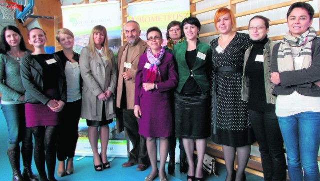 Zespół Ośrodka Interwencji Kryzysowej ze swoją szefową Sylwią Michalec-Jękot (w środku)