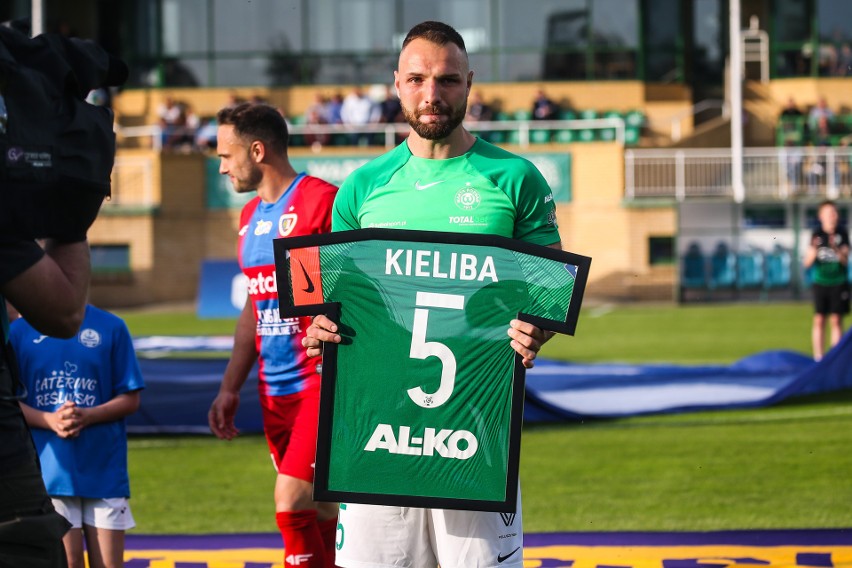 Bartosz Kieliba otrzymał pamiątkową koszulkę z numerem,...