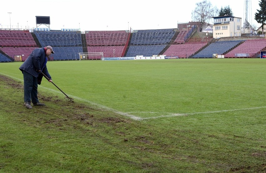 Prace kosmetyczne na murawie stadionu Pogoni Szczecin.