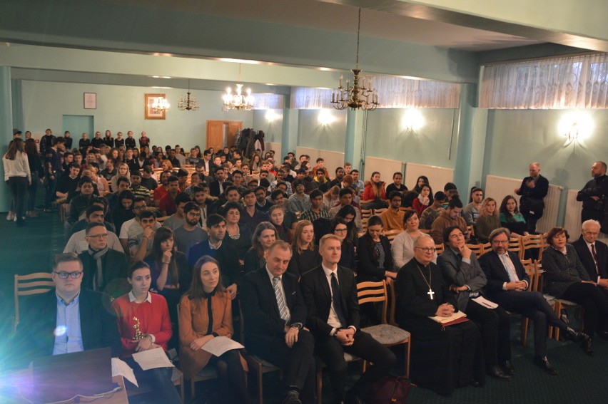 Około 300 osób uczących się w Opolu spotkało się na...