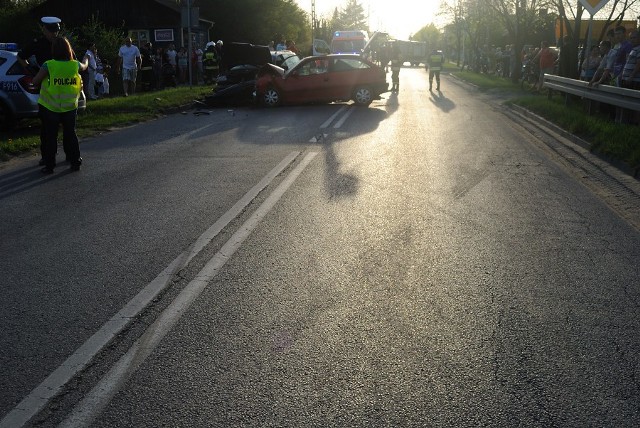 7 osób, w tym dwoej dzieci, zostało rannych w wypadku w Zelowie.