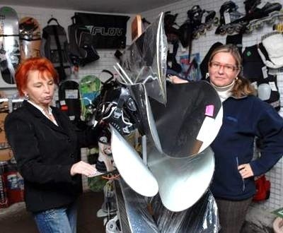 Regina Prędkiewicz i Magdalena Bróż lubią swoją pracę, bo do sklepu przychodzą klienci, mający sportowe pasje