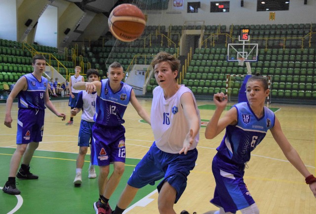 W meczu ligi wojewódzkiej koszykówki U-15 drużyna Inowrocławskiej Akademii Koszykówki Kasprowicz pokonali zespół Zrywu Toruń 111-66