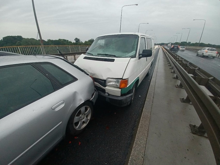 Według wstępnych ustaleń, dostawczy volkswagen uderzył w tył...