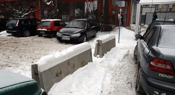 Płyty betonowe zamykają możliwość wjazdu na parking od strony budowy wieżowca Oxygen. I nie znikną, gdyż takie wymagania postawił ze względu bezpieczeństwa ZDiTM.