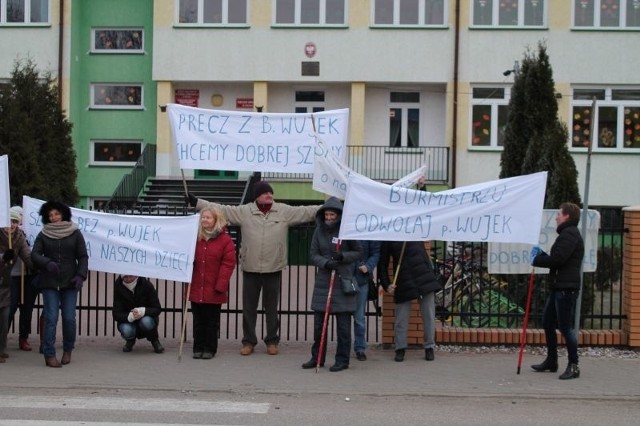 Kilkanaście osób protestowało pod szkołą i ratuszem