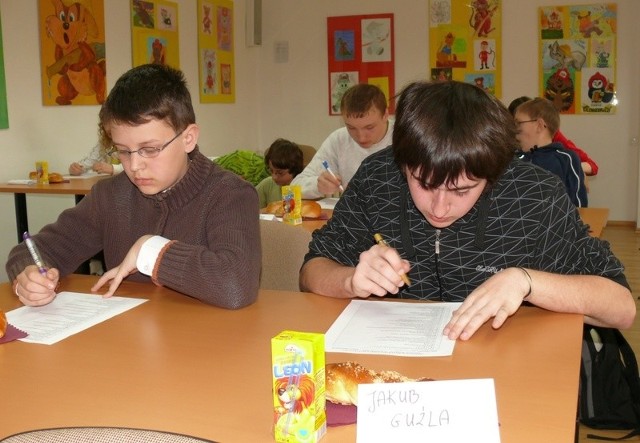 Rozwiązywanie testu z wiedzy pożarniczej.